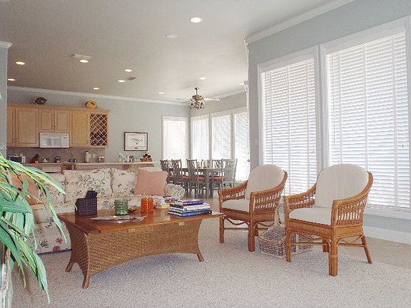 2nd image of 210 W Hibiscus St