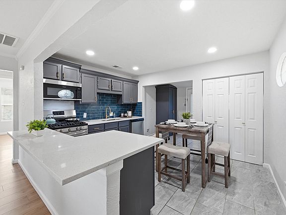5th image of 330 W Vinyard Rd