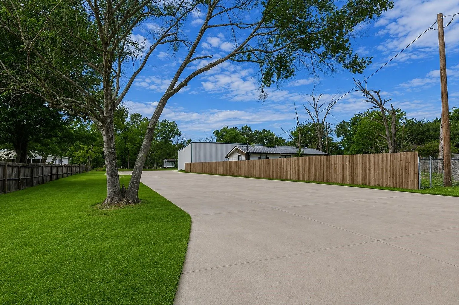 4 bed, 2.5 bath, 4019 sqft, $2,600 — Photo 4