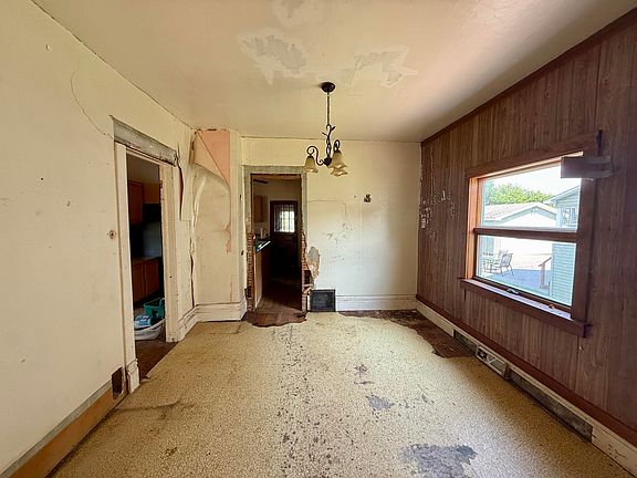 5th image of 529 Maple St