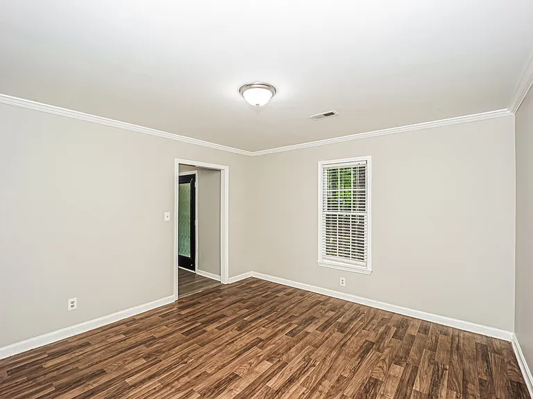 150 Oak St — Photo 5