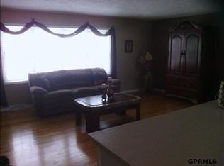 4915 Oaks Ln, Omaha, NE 68137