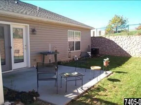 102 Winners Circle Dr, Red Lion, PA 17356