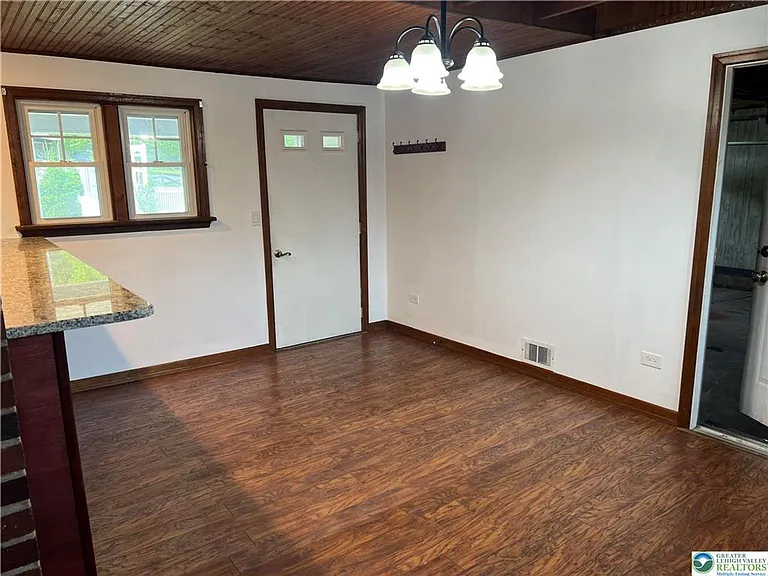 2401 Lawnherst Ave — Photo 13