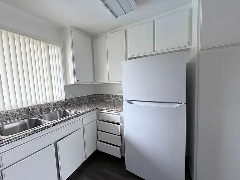 HILLHAVEN APARTMENTS — Photo 24