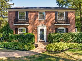 2 Woodoaks Trl, Saint Louis, MO 63124
