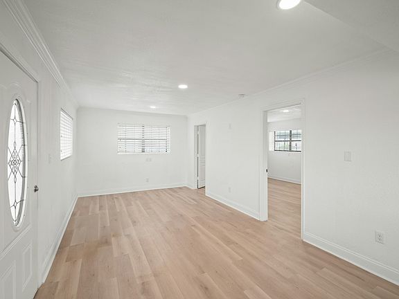 3rd image of 928 Ferry Rd #102