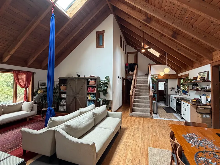 Laurel St — Photo 2