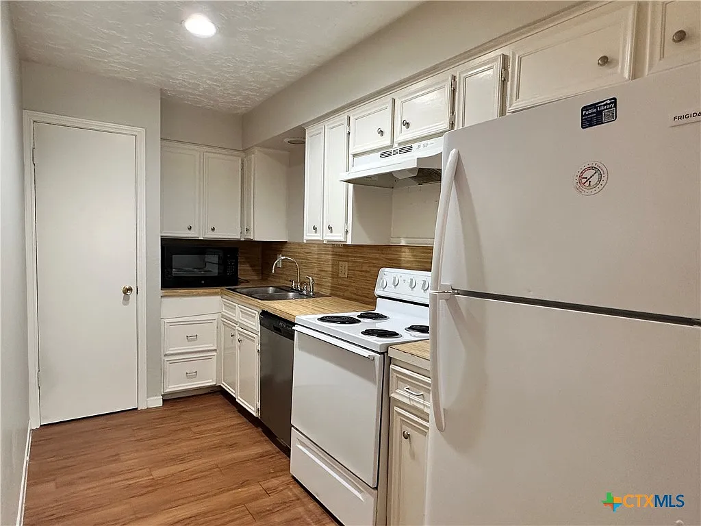 3 bed, 2.0 bath, 3820 sqft, $1,500 — Photo 2