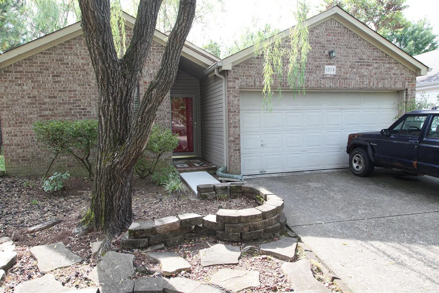 2 bed, 2.0 bath, 944 sqft, $1,600 — Photo 2