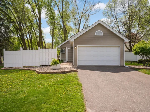 1440 Granada Ave N, Oakdale, MN 55128