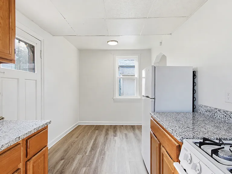 1810 Salem St — Photo 4