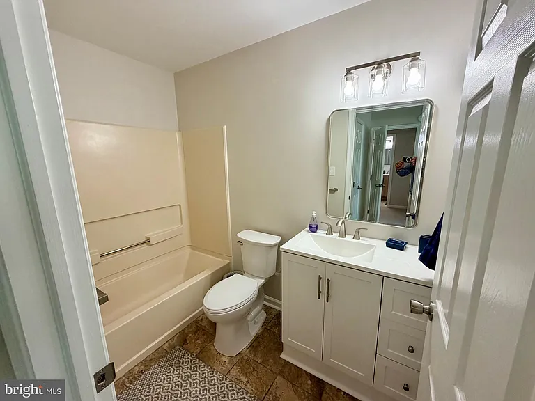 1422 Oxford Cir — Photo 10
