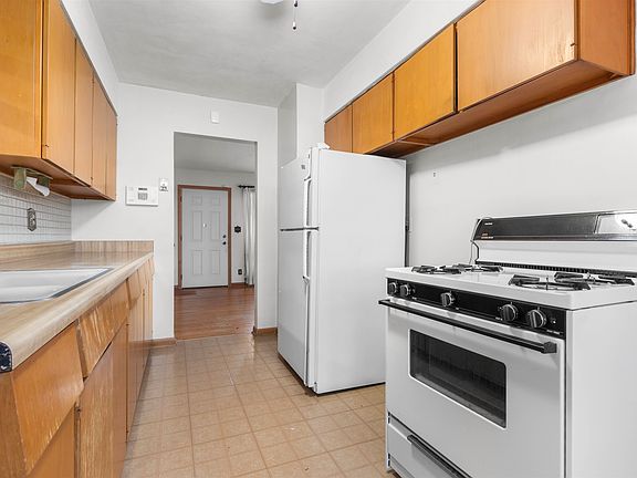 5th image of 3239 Dartmouth Dr