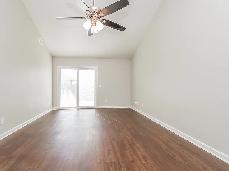603 Freedom Ct — Photo 3