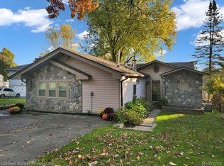 2004 Lakeview Dr, Lapeer, MI