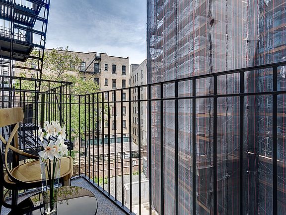 5th image of 921 Washington Ave #852