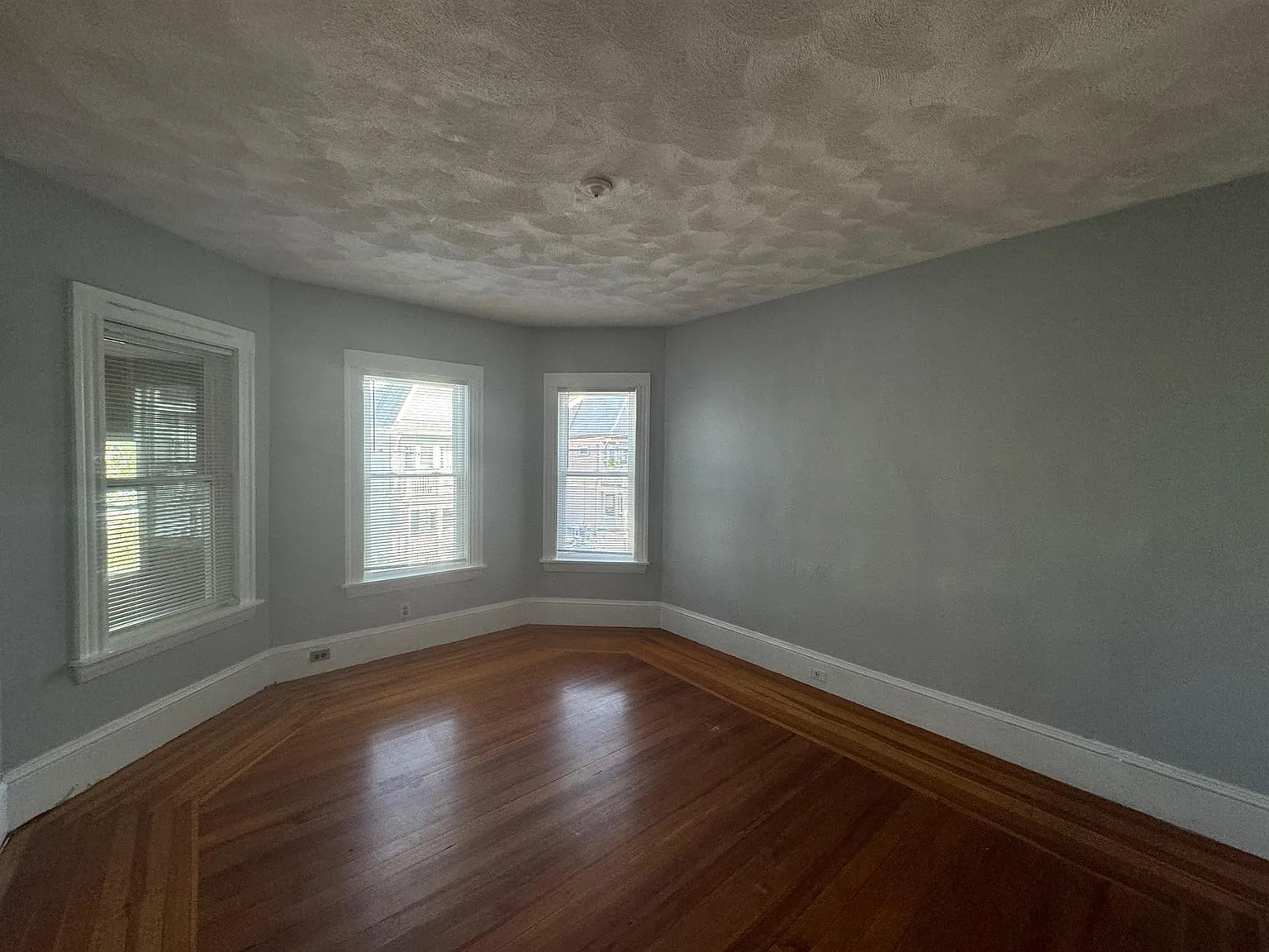 5 bed, $5,800 — Photo 3