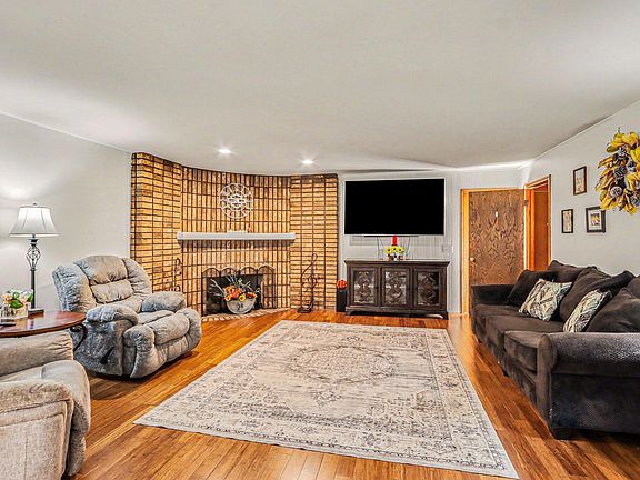 3rd image of 38 Clubhouse Ct