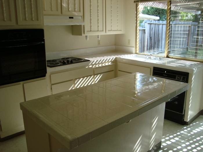 Kitchen w/new stove