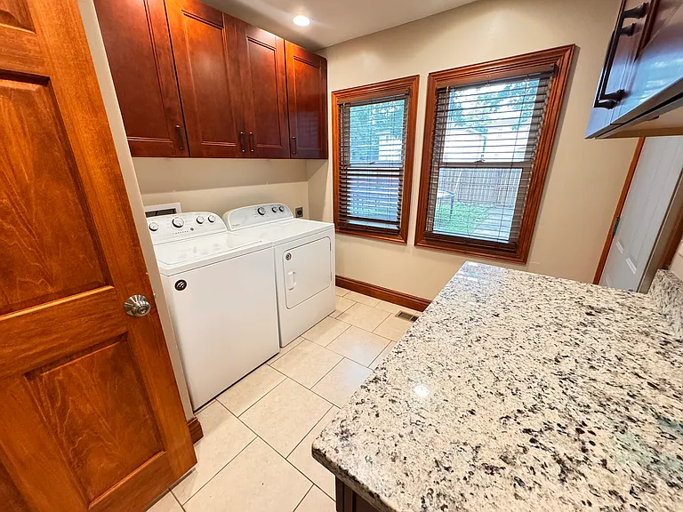 2248 Sheldon St — Photo 15