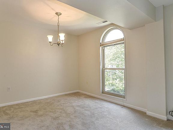 5th image of 28 Canterbury Sq APT 301