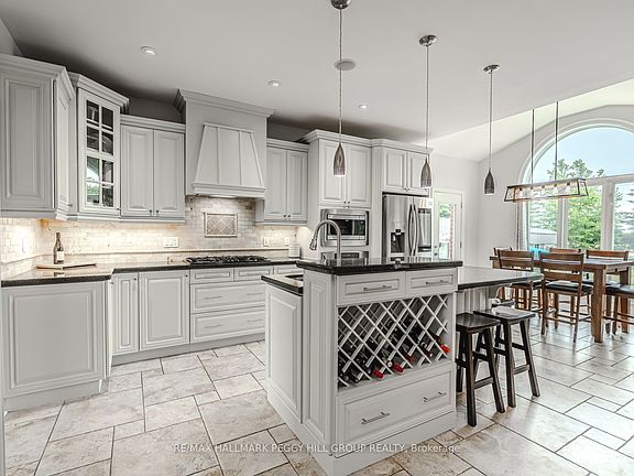 5th image of 5 Munro Ct