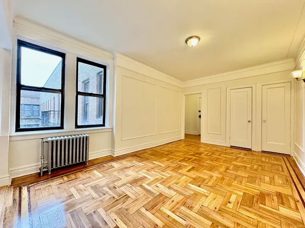 26-80 30th St #3B, Astoria, NY 11102