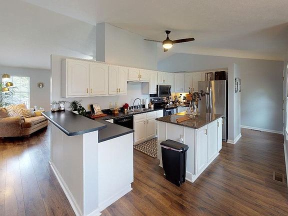 3rd image of 1054 E Brentwood Dr