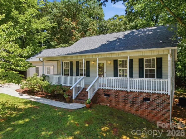 147 Valley Glen Dr, Troutman, NC 28166