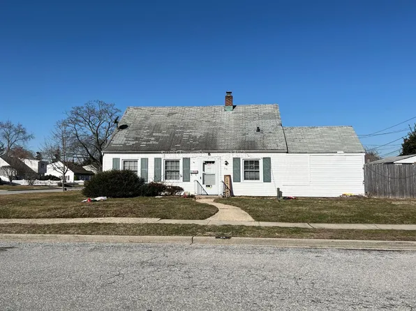 36 Bowling Ln, Levittown, NY 11756