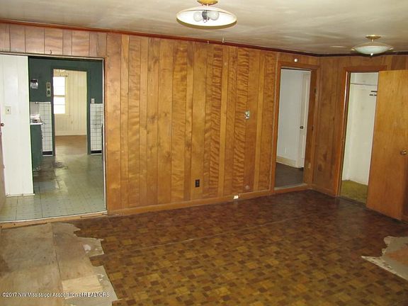 5th image of 605 E Circle Ave
