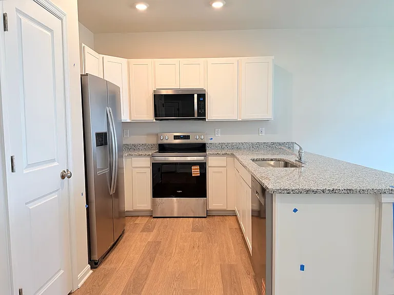 529 Colette St — Photo 5