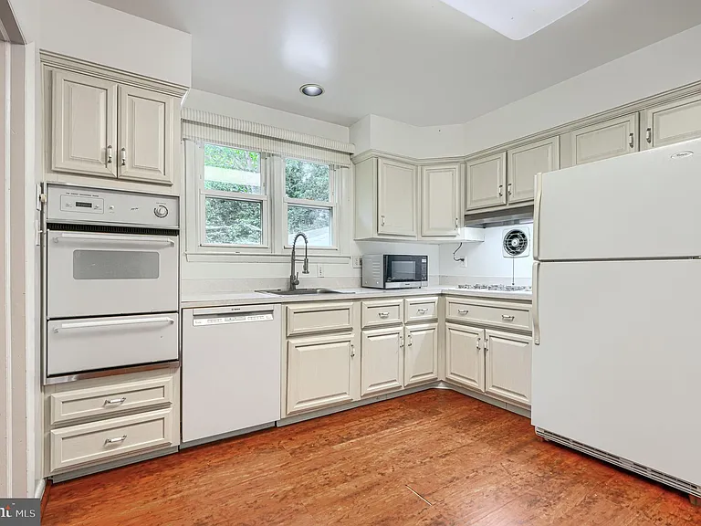 112 Springside Dr — Photo 5