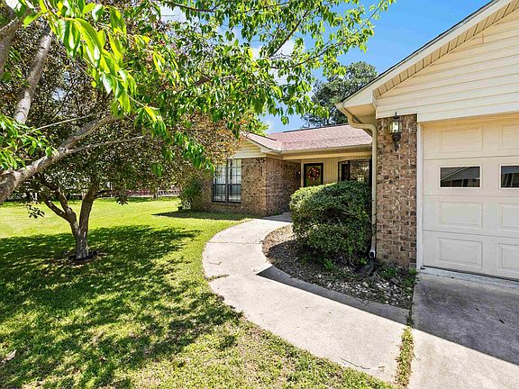 3rd image of 104 Friar Tuck Ln