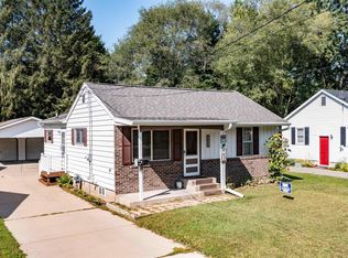 824 7th St, Waupaca, WI 54981