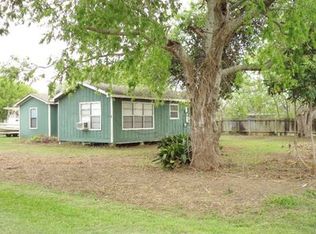 701 S 5th St, Seadrift, TX 77983