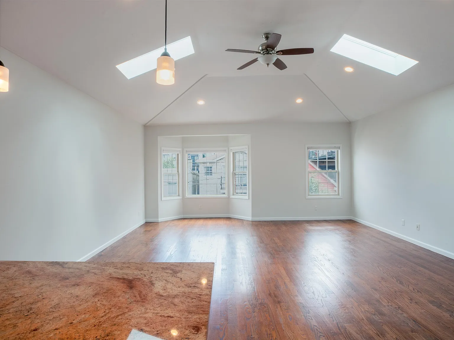 3 bed, 2.0 bath, 1250 sqft, $3,650 — Photo 3