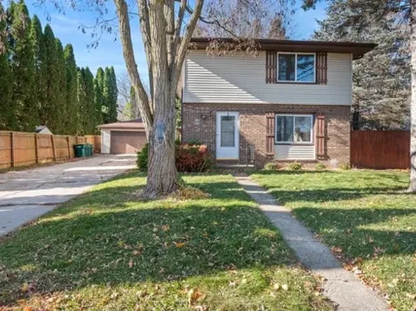 133-137 Judge Dr, Saukville, WI 53080