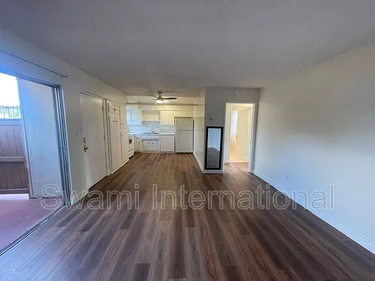 633 E 97th St #1 — Photo 4