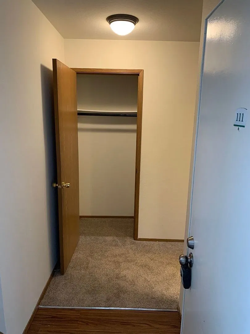 Beautiful 3-Bedroom, 2-Bathroom Condo in Prime Shoreline Location — Photo 3