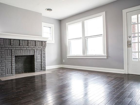 2nd image of 9 E Como Ave