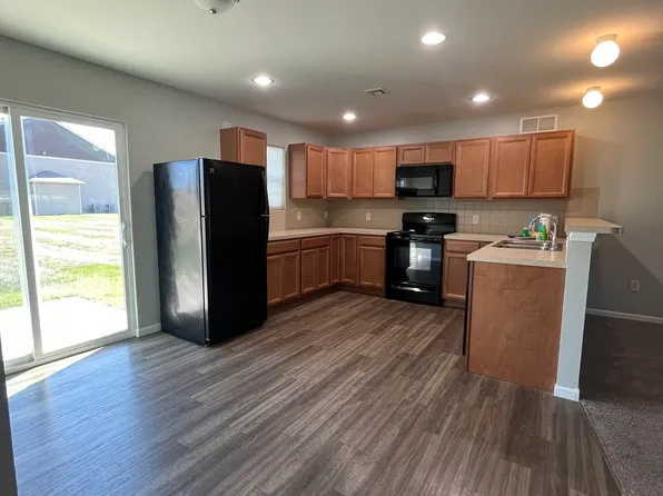 Cottonwood Crossing Apartments, 704 Cottonwood Crossing Dr #E2efe57ee, Newton, KS 67114