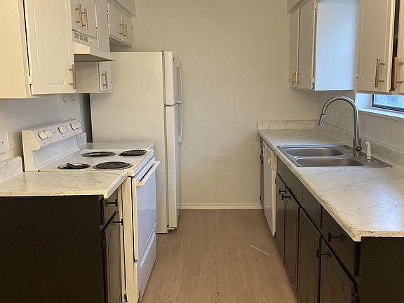 3rd image of 815 E 6th St