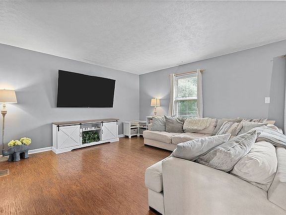 4th image of 729 Bruton Dr