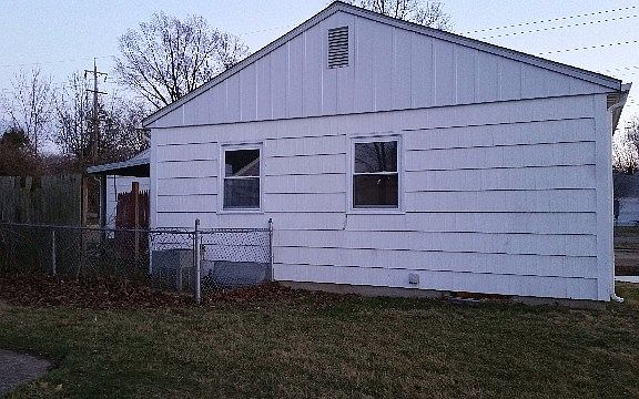 2nd image of 2001 Spencer Ln
