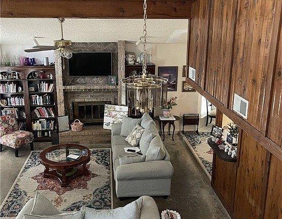 3rd image of 4922 Elmhurst Ln