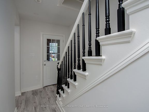 2nd image of 152 Main St W