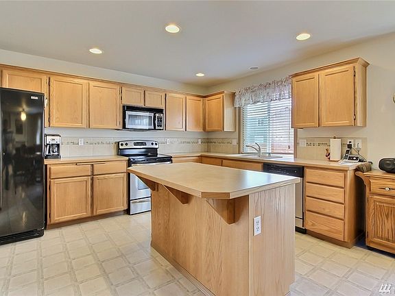 5th image of 2422 164th St E