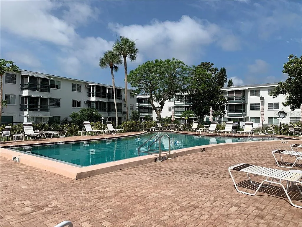 2 bed, 840 sqft, $1,700 — Photo 2